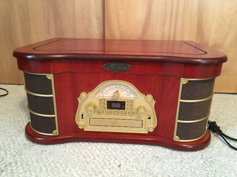 lot 41 image: Classical Bluetooth Turntable, New in Box