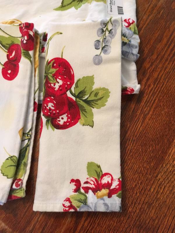 lot 59 image: Vintage Tablecloth and Napkins (6)