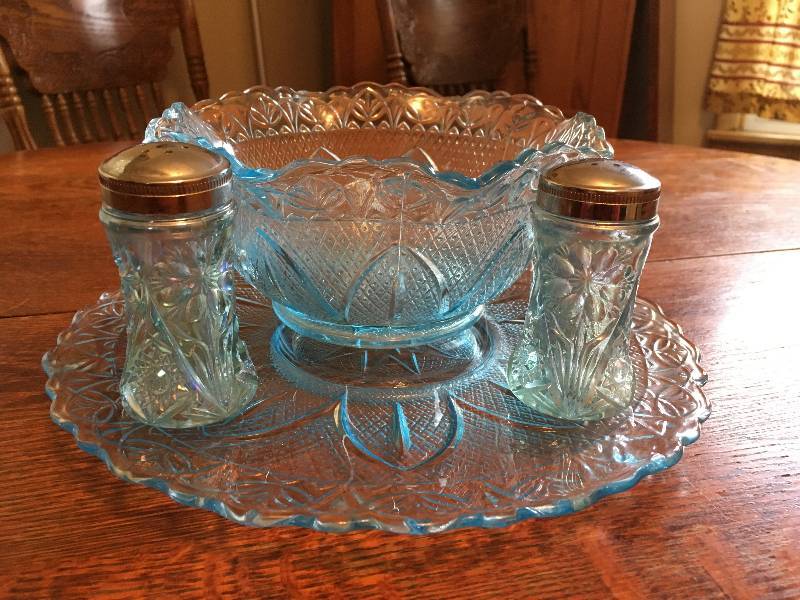 lot 65 image: Antique Blue Dishes