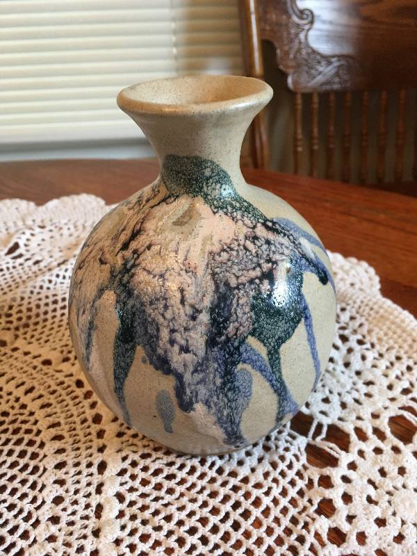 lot 72 image: CeramicPottery Vase & 2 Bowls