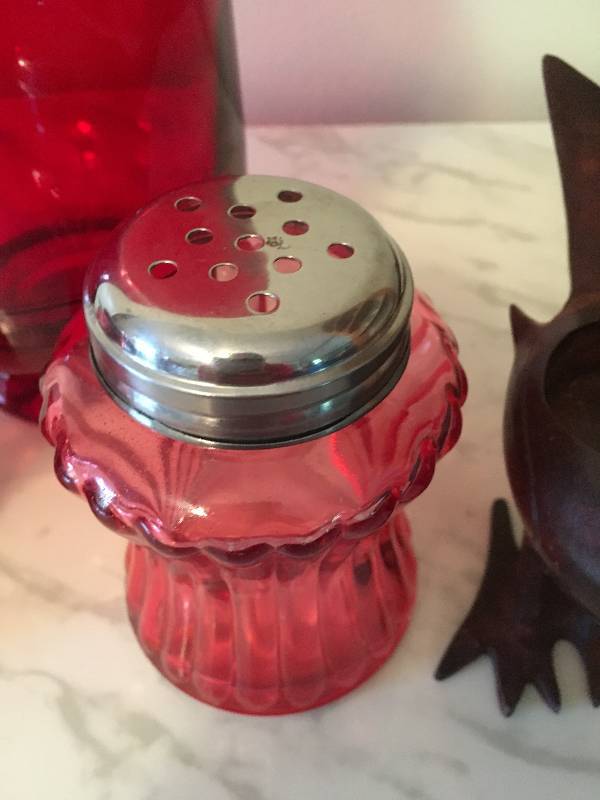 lot 85 image: Antique Shakers, Vase, and (2) Metal Birds