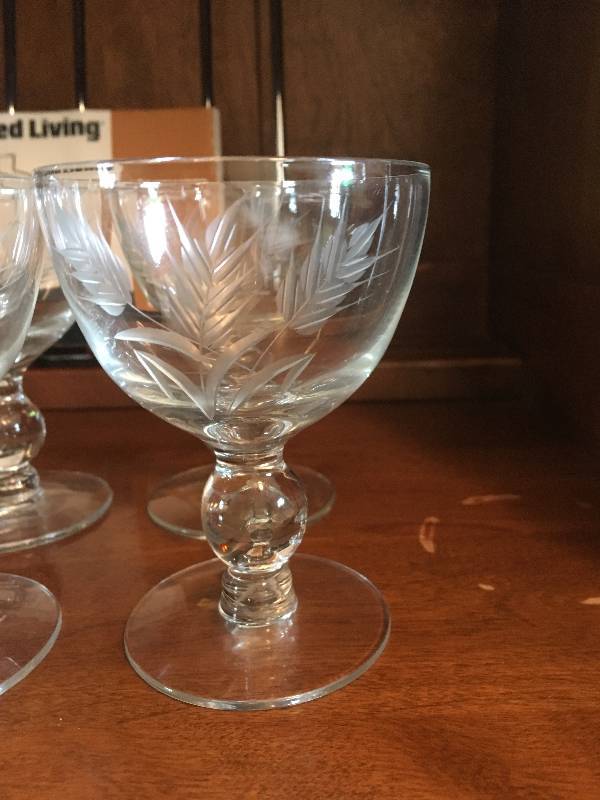 lot 152 image: Collectible Etched Wine Glasses with Stemware Holder
