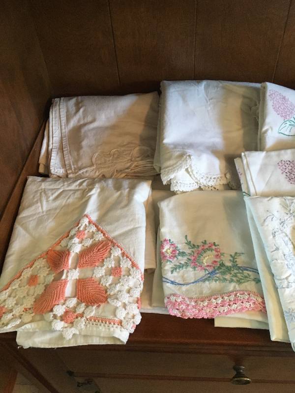 lot 173 image: Vintage Pillowcases 21 Pieces