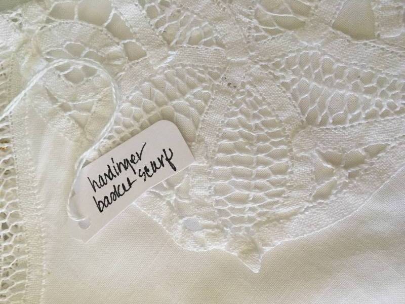 lot 175 image: Linen Lot with Antique Beauty Case, 22 Pieces