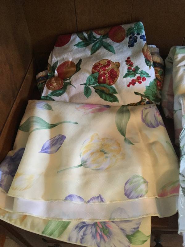 lot 176 image: Vintage Tablecloths 8 Pieces