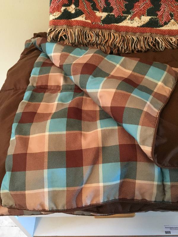 lot 180 image: Comforter & Throw