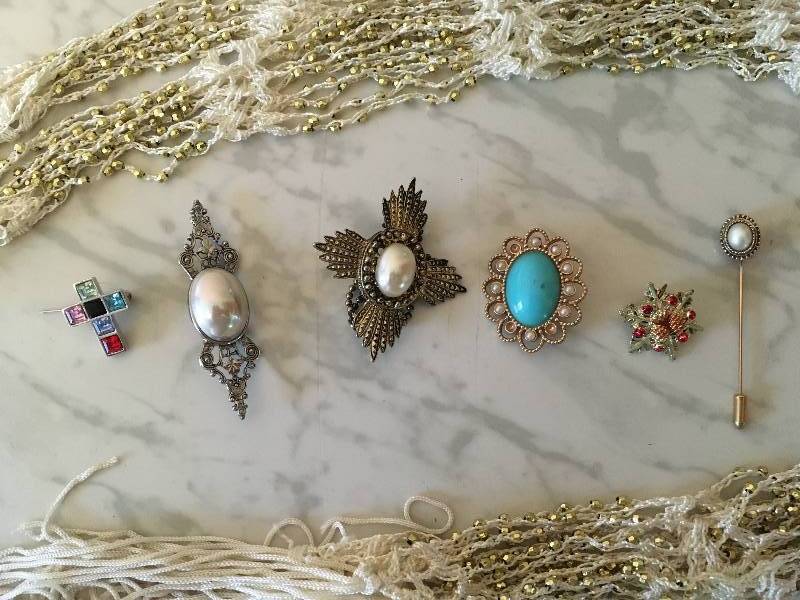 lot 201 image: Beaded Scarf & Brooches