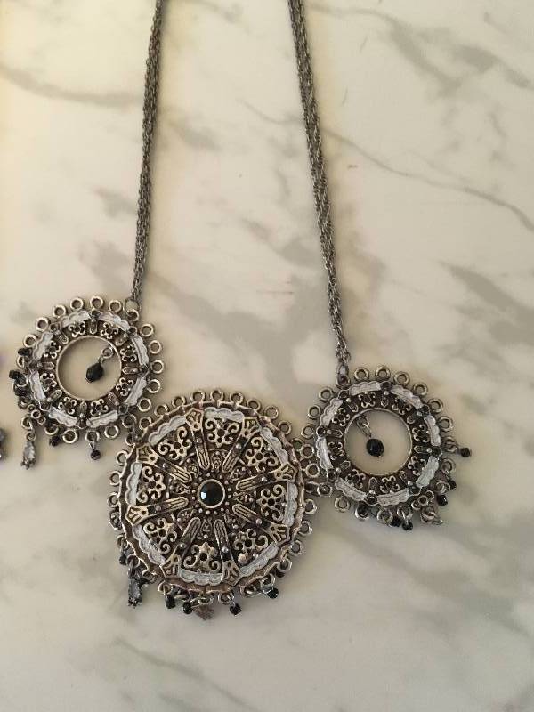 lot 205 image: Jewelry Lot