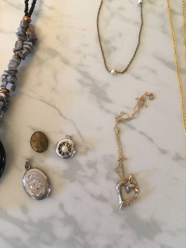 lot 209 image: Jewelry Lot