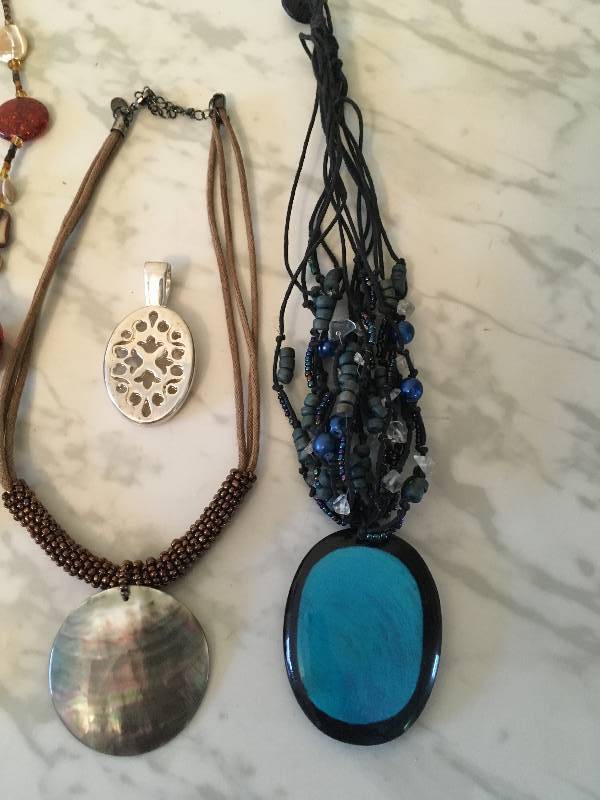 lot 208 image: Jewelry Lot