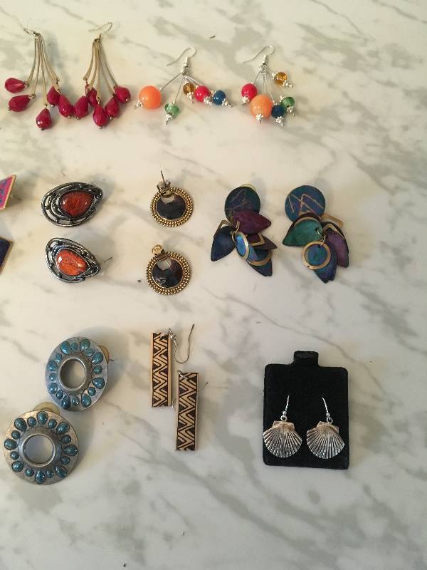 lot 210 image: Jewelry Lot