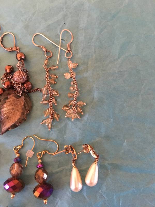 lot 213 image: Jewelry Lot