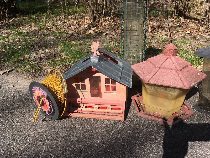 lot 224 image: Lot of Bird Feeders