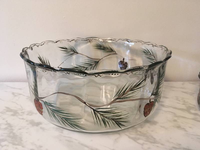 lot 108 image: Evergreen Dish Set