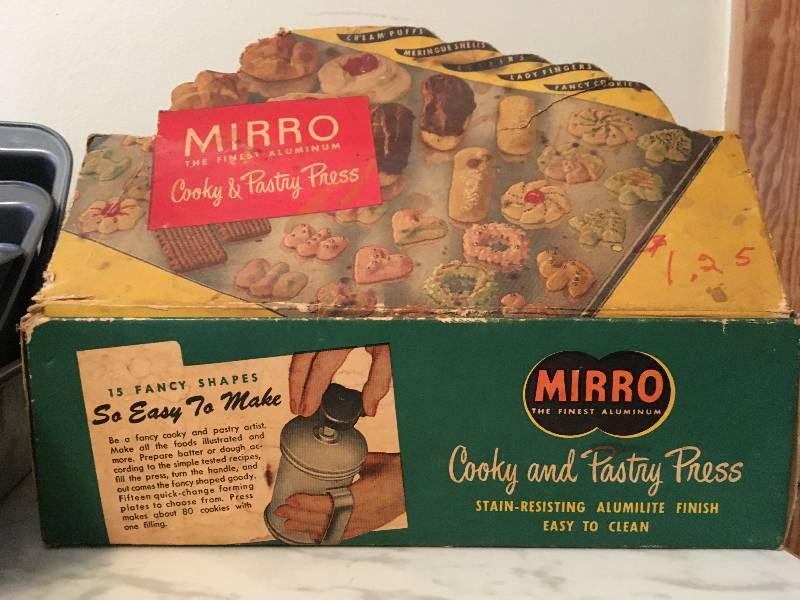 lot 140 image: Mirro Cookie Press and Baking Lot