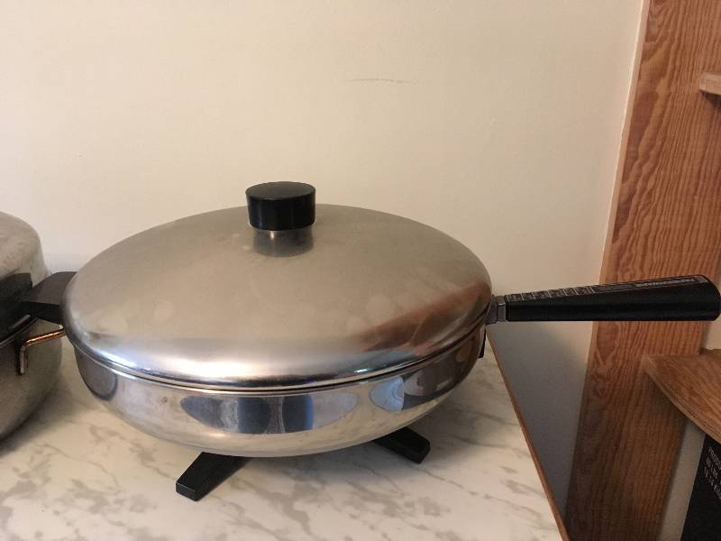 lot 143 image: Faberware 12 Electric Fry Pan on Stand & 12 Pan with Lid