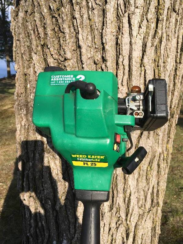lot 6 image: Weed Eater, Featherlite, Gas