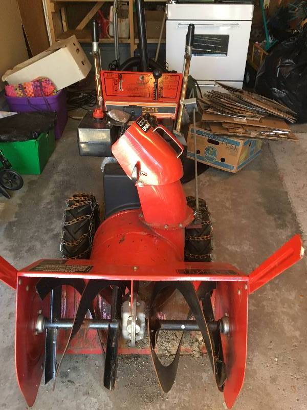 lot 9 image: Top Flite Snowblower