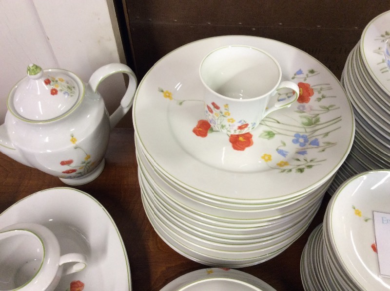 lot 2 image: Janolina China Set English Flowers
