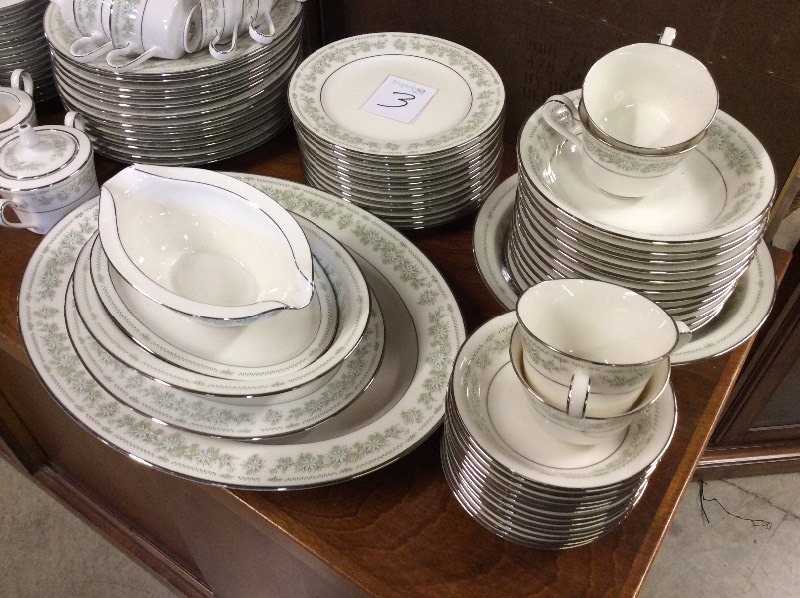 lot 3 image: Noritake china set Lexine