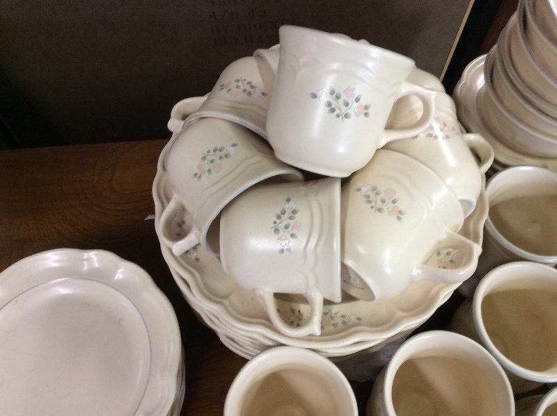 lot 4 image: Pfaltzgraff dinnerware set