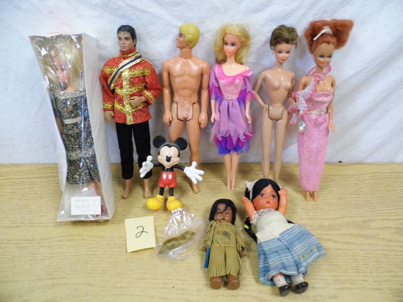 lot 2 image: Collectible Dolls