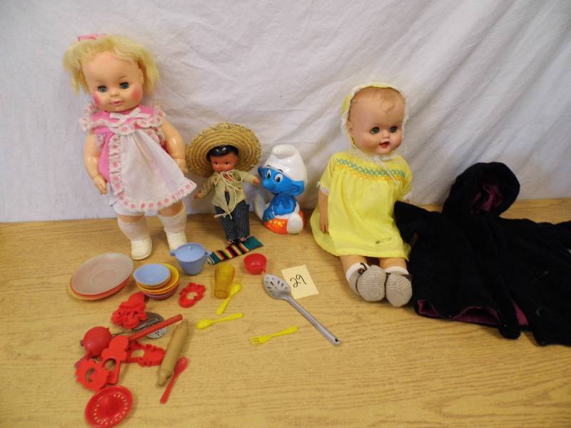 lot 29 image: Dolls - Dishes