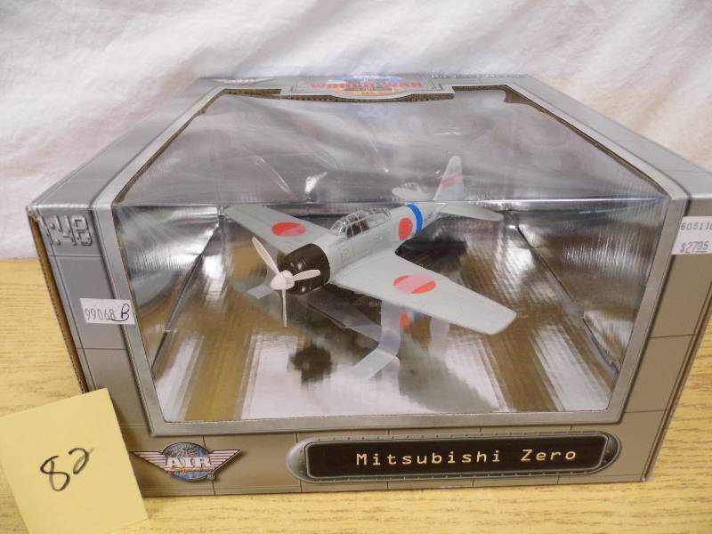 lot 82 image: WWII Model Plane - Mitubishi Zero