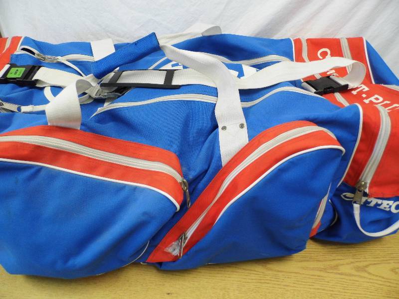 lot 101 image: Hockey Gear & Bag