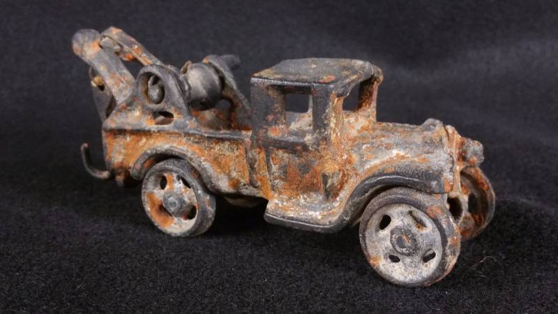 lot 5 image: 1930s JM Iron Art Co. Cast Iron Wrecker