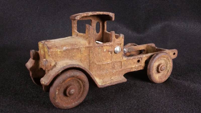lot 6 image: 1930s Kilgore Cast Iron Dump Truck