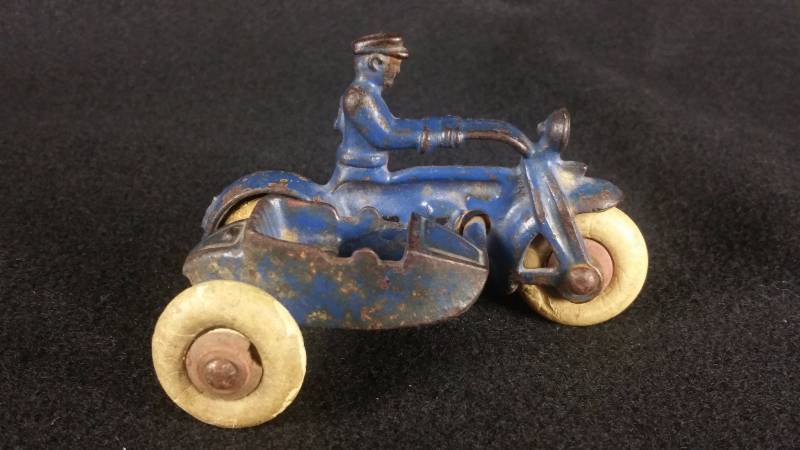 lot 10 image: 1930s Hubley Cast Iron Cop Motorcycle w Sidecar