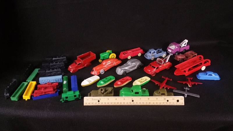 lot 18 image: Large Group of Vintage Vehicles