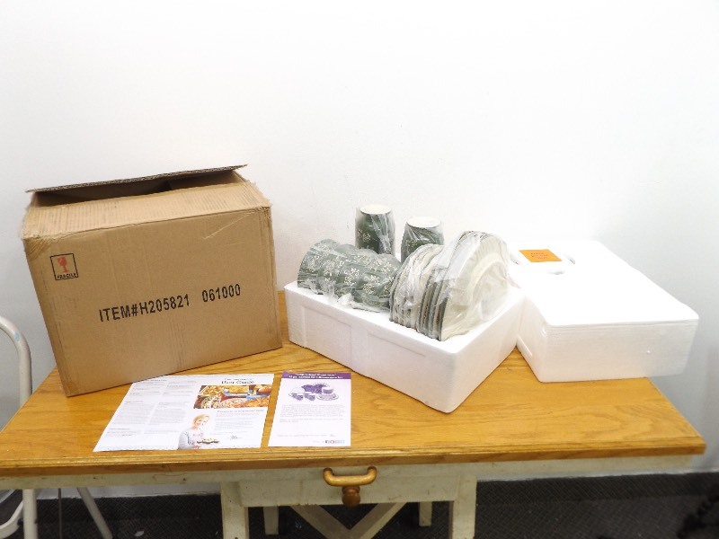 lot 19 image: New in Box Temp-tations Floral Lace 20 Piece4 Serving Dinnerware Set