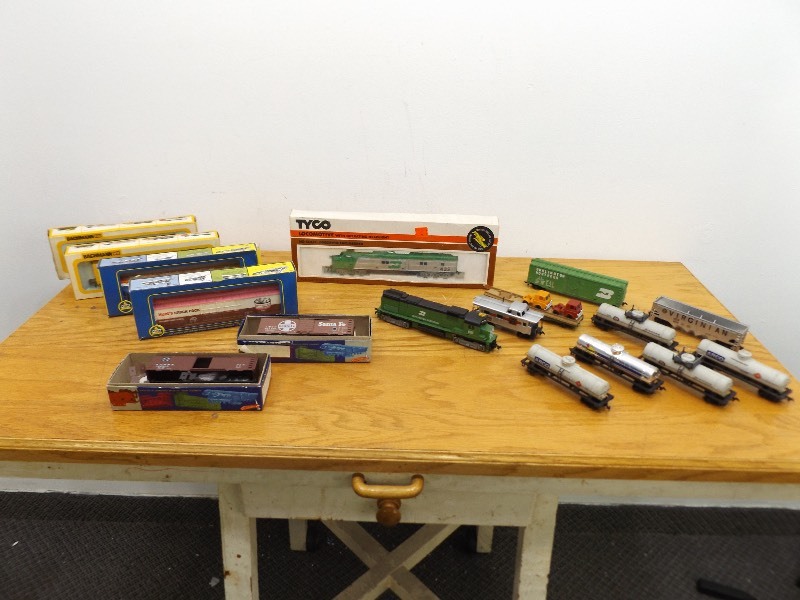 lot 5 image: Large Lot of HO Scale Train Engines and Cars
