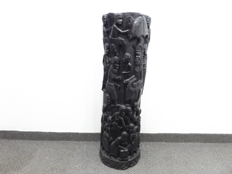 lot 21 image: LARGE Heavy Ebony Hand Carved African Sculpture