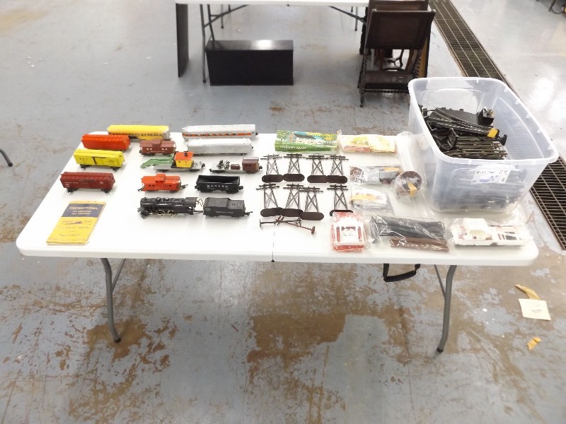 lot 26 image: 1950s American Flyer O Scale Train Set, Scenery, Track