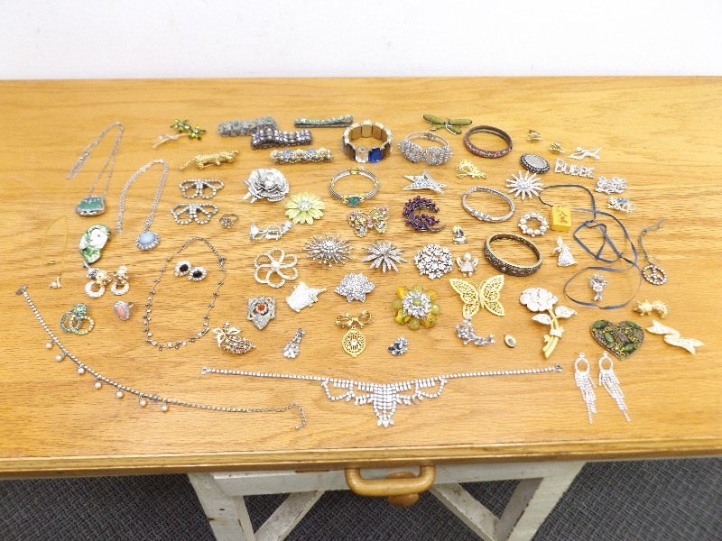 lot 30 image: Lot of Heavily Jeweled Vintage Rhinestone Costume Jewelry