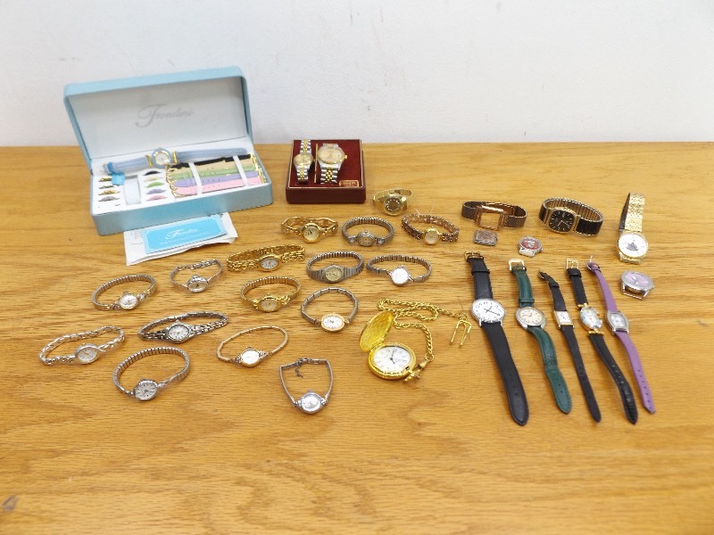 lot 33 image: Large Lot of Vintage Watches