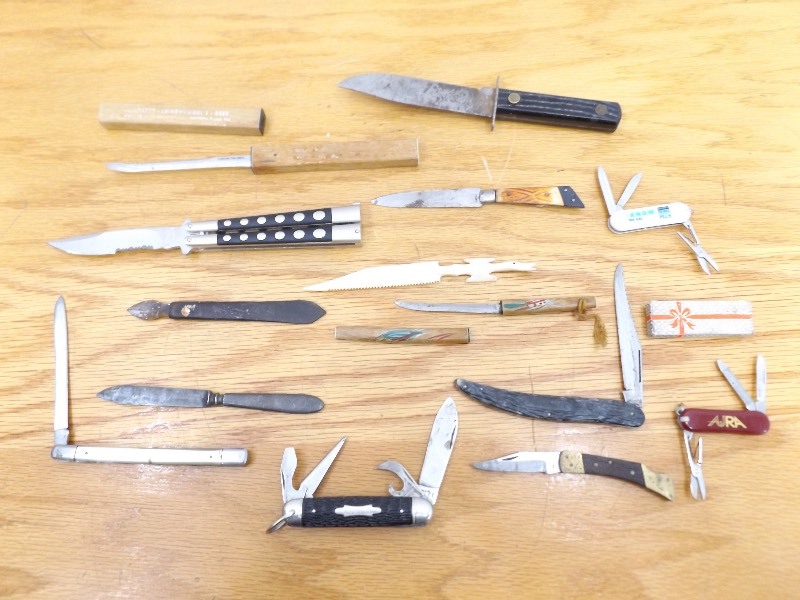 lot 35 image: Lot of Pocket Knives, Fixed Blade, etc. Knives