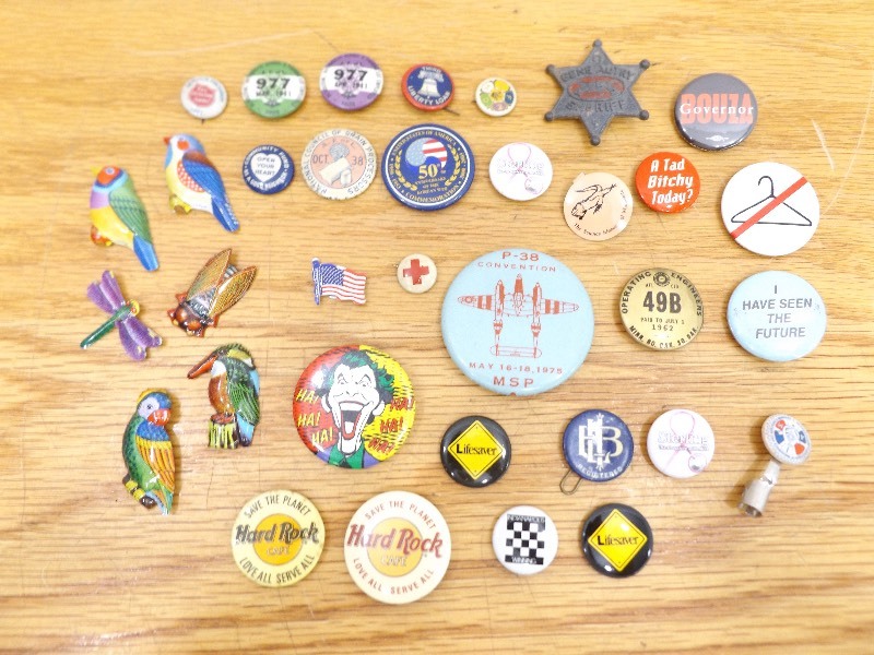 lot 39 image: Lot of Vintage Collectible Buttons