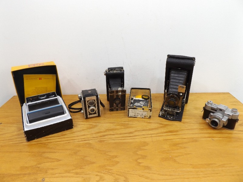 lot 41 image: Lot of AntiqueVintage Kodak Cameras