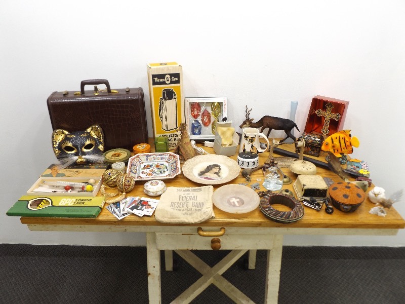 lot 50 image: Large Lot of Miscellaneous Collectibles