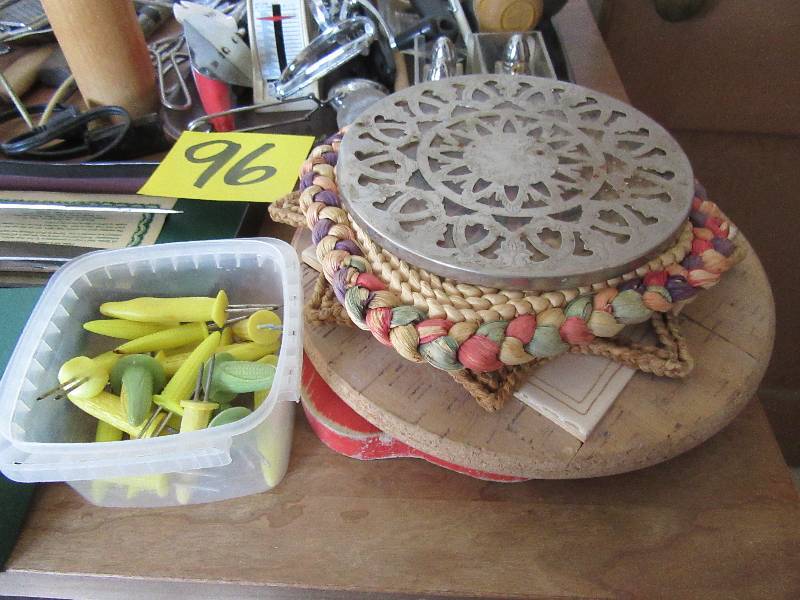 lot 96 image: Large lot of Kitchen items.. See closeups