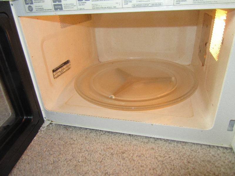 lot 101 image: GE microwave with carousel.. Tested and works.. Made in 1994