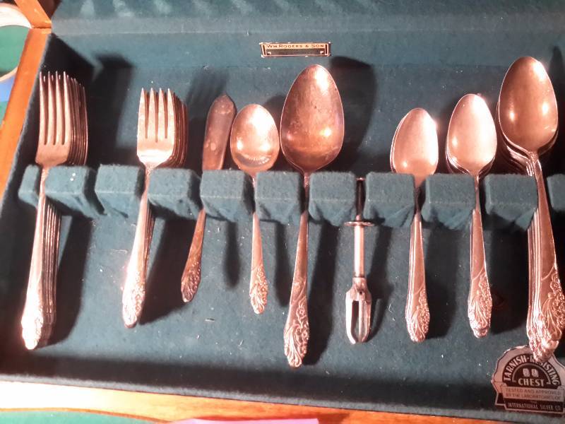 lot 130 image: Set of 8 Silver Plate.. Community Ware