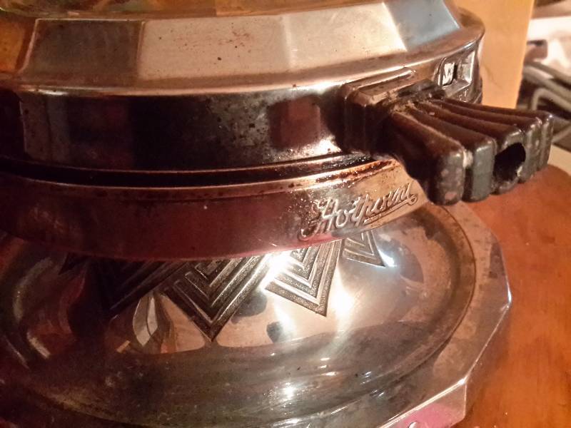 lot 133 image: Nice vintage Waffle Bakers.. Tested and works