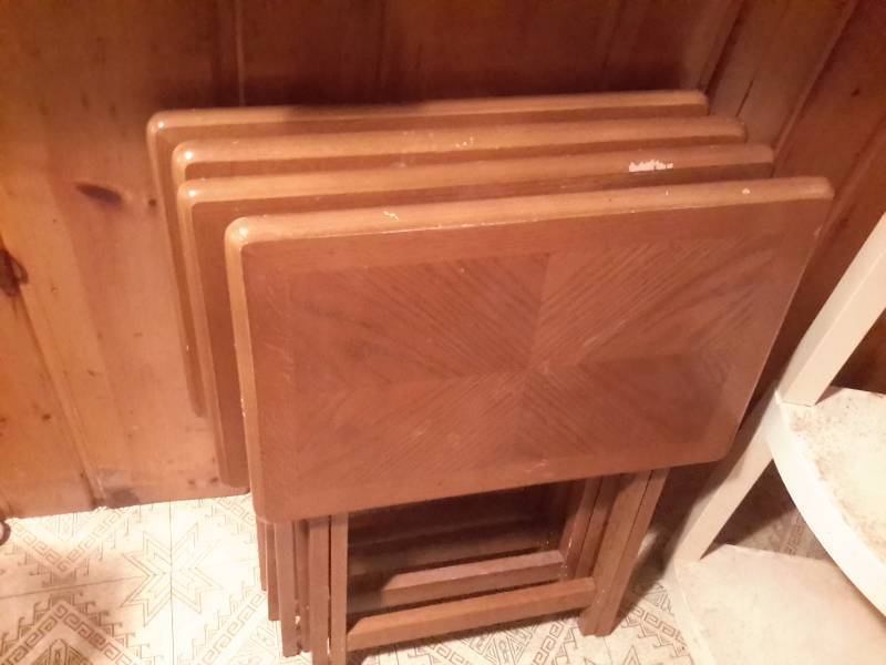 lot 124 image: Plastic Corner Display  4 Wood TV Trays and stand