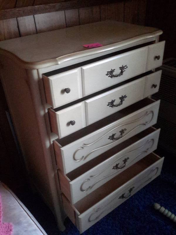 lot 165 image: Tall boy dresser.. Nice shape.. All handles there.. This is upstairs so bring your own loading help to bring down the stairs.  Straight stairway so shouldnt be hard.