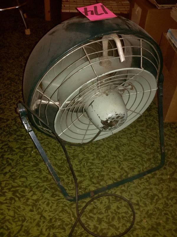 lot 174 image: Vintage Fan.. This works well, but the control knob is missing.